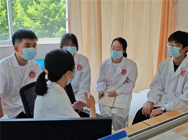 从“医学生”到“医生”—— 温医大仁济学院“全科心·海岛情”暑期实践队开展沉浸式职业医生体验